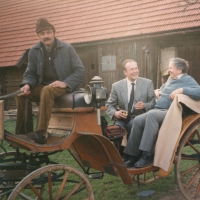 Jan Janata (vlevo) s koňským povozem na svém statku