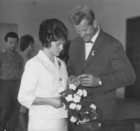 Svatba bratra pamětnice Františka Blažka s Oldřiškou Janatovou v roce 1963