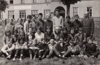 Jan Mecnar zcela vpravo s žáky osmiletky v Hostinném, 60. léta