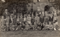 Jan Mecnar zcela vlevo se svými žáky v Hostinném, 60. léta