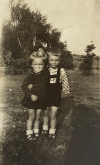 Miroslav Luňák se sestrou asi v roce 1946