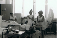 Sestry při ošetřování pacienta, ARO, nemocnice Ústí nad Orlicí, 70. léta