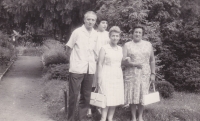 Bratranec Elly Ota Strebinger, vedle něj jeho manželka Dvora Strebingerová, vedle ní Ella Ornsteinová Machová, vzadu Alexandra Strnadová. Foceno v botanické zahradě v Brně na Kotlářské ulici v roce 1966 u příležitosti návštěvy Oty usazeného v Izraeli