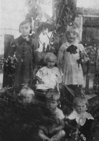 Růžena Pospíchalová (vpravo dole) s dětmi na Volyni v roce 1942