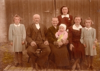 Růžena Pospíchalová (vpravo) s rodinou v Kunraticích v roce 1949