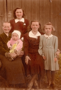 Růžena Pospíchalová (zcela vpravo) s rodinou v roce 1949 v Kunraticích