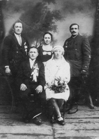 Rodiče Růženy Pospíchalové (vlevo nahoře), Alois a Alžběta Pospíchalovi v roce 1930 na Volyni
