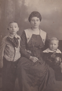 Prateta pamětnice Marie Strebinger, roz. Náglová, se svými syny Evženem (vlevo) a Otou