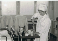 Zdravotní sestra při přípravě umělé výživy, ARO, nemocnice Ústí nad Orlicí, 70. léta