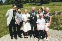 Manželé Prokůpkovi během zlatého výročí své svatby. Po levé straně syn Luboš s partnerkou, po pravé syn Aleš s manželkou a dětmi 