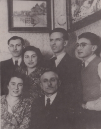 Rodina Náglů a přátelé. Sedí rodiče František Mořic a Vlasta, stojí jejich děti Věra, s brýlemi Miloš. Celá rodina zahynula v koncentračním táboře 