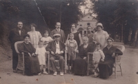 Rodina Náglova. Nejstarší dole Jindřiška (Henriette) a Julius, zadní řada s páskou na hlavě Ella Ornsteinová Machová