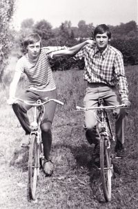 Na kole s kamarádem na prázdninách v Boskovicích