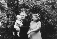 Rodiče Jan a Milena Šimsovi s vnukem Danielem v roce 1990