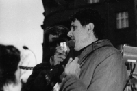Václav Malý na první povolené demonstraci na Škroupově náměstí v Praze, 10. 12. 1988