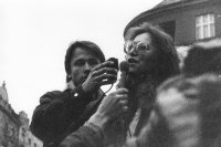 Marta Kubišová na první povolené demonstraci na Škroupově náměstí v Praze, 10. 12. 1988