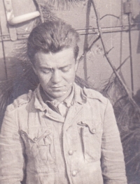 O. Mazan počas vojenského cvičenia v českom pohraničí, nevyspatý po nočnej službe. Momentka, 1960/61.