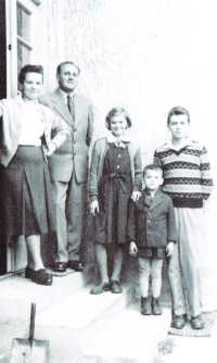 Rodinná fotogrfia Mazanovcov. Otec Ondrej (1914), matka Helena (1920), Ondrej Mazan (1940), sestra Helena (1946), brat Ján (1952). 