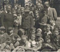 Školní výlet, Jaroslav Kučírek v druhé řadě zdola, druhý zprava v bílé rozhalence, 1943