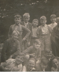 Školní výlet, Jaroslav Kučírek nahoře druhý zleva, 1943