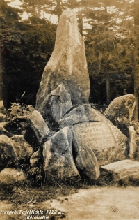 Pomník německého básníka Theodora Körnera na Smrku na historické pohlednici. Pomník poničili 1. října 1938 příslušníci Stráže obrany státu při vyklízení pozic z pohraničí po podepsání Mnichovské dohody