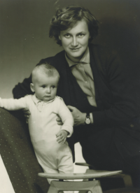 Zdena Krejčíková with her daughter in Cheb, 1959