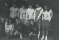 34. oddíl skautek vedený Zdenou Krejčíkovou na návštěvě zoo roku 1968