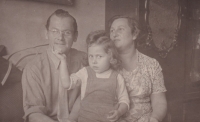 Alexandra Strnadová (Sášeňka) se svými rodiči Bohumilem Junem a Ellou Ornsteinovou, 50. léta