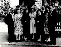 Učitelský sbor osmiletky v Hostinném, Jan Mecnar zcela vpravo, 60. léta