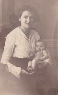 Vlasta Náglová, roz. Nettlová, manželka prastrýce F.M. Nágla, s dcerou Věrou