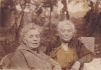 Vpravo prababička Jindřiška (Henriette) Náglová, vlevo její sestra