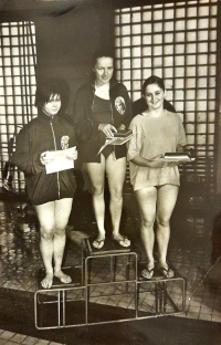 Marie Poláková (vpravo) na potápěčských závodech, 1965/1966