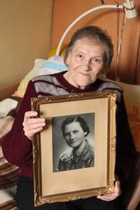 Miloslava Dohnalíková with a portrait of her mother, Domov Sv. Kříže, Kroměříž 2022