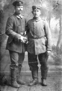 Děda A. Foltýnkové Johann Kania (vpravo) s kamarádem / Rusko /  1916