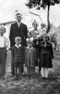 Aloisie Foltýnková (uprostřed s mašlí) s rodiči a sourozenci / 1939