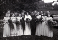Aloisie Foltýnková (vpravo vedle ženicha) na svatbě sestřenice / 1953