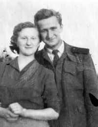 Aloisie Foltýnková s budoucím manželem Arnoštem / během jeho základní vojenské služby u PTP / 1955