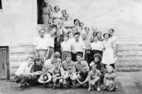 Hosté svatby Aloisie Foltýnkové (úplně uprostřed snímku v bílé halence) / den po obřadu / Markvartovice / 1957