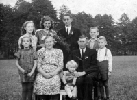 Aloisie Foltýnková (první zleva nahoře) s rodiči a sourozenci / začátek 50. let