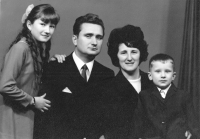 Aloisie Foltýnková s manželem a dětmi Karin a Mirkem / 60. léta