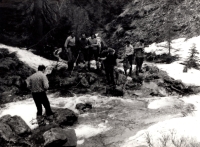 Akce Olexa, Kotelní jámy, v řece leží mrtvola, kterou Stanislav Groh tajně přes zákaz vyfotil