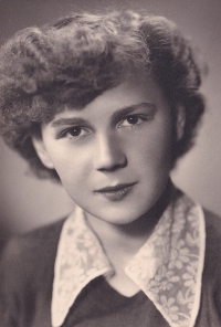 Ludmila Švandová, maturitní foto, rok 1954