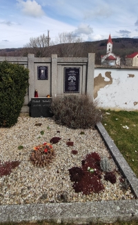 Náhrobek Rudolfa Scholze na hřbitově v Bílém Potoce, který byl 1. října 1938 v Bílém Potoce zastřelen příslušníky Stráže obrany státu