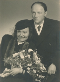 Svatební fotografie manželů Schnurmacherových z 9. března 1946