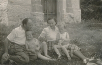 Mrs and Mr Schnurmacher with their daughters Helena (on the left) and Hana