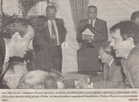 Novinový výstřižek - s Ivanem Pilipem na zasedání poslaneckého klubu ODS