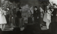 Otec pamětnice (v klobouku nalevo) v ochotnickém představení "Doktor Opička" v Bílém Potoce před válkou