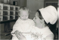 Dětský pacient po probuzení z bezvědomí po dopravním úrazu, ARO, nemocnice Ústí nad Orlicí, 70. léta