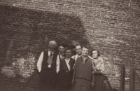 Otec pamětnice (druhý zleva) s rodiči a bratrem Aloisem a jeho ženou a kamarádkou