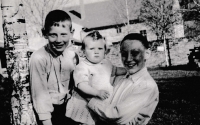 Miloslava Dohnalíková jako malá s bratry Radovanem a Jaroslavem v Čejkovicích, 1944 
